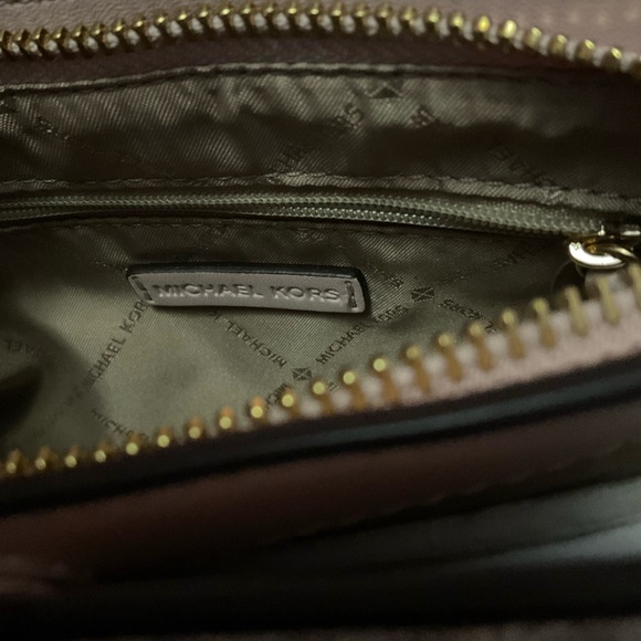 Michel kors cross body bag in a lovely shade of pink - Picture 5 of 6